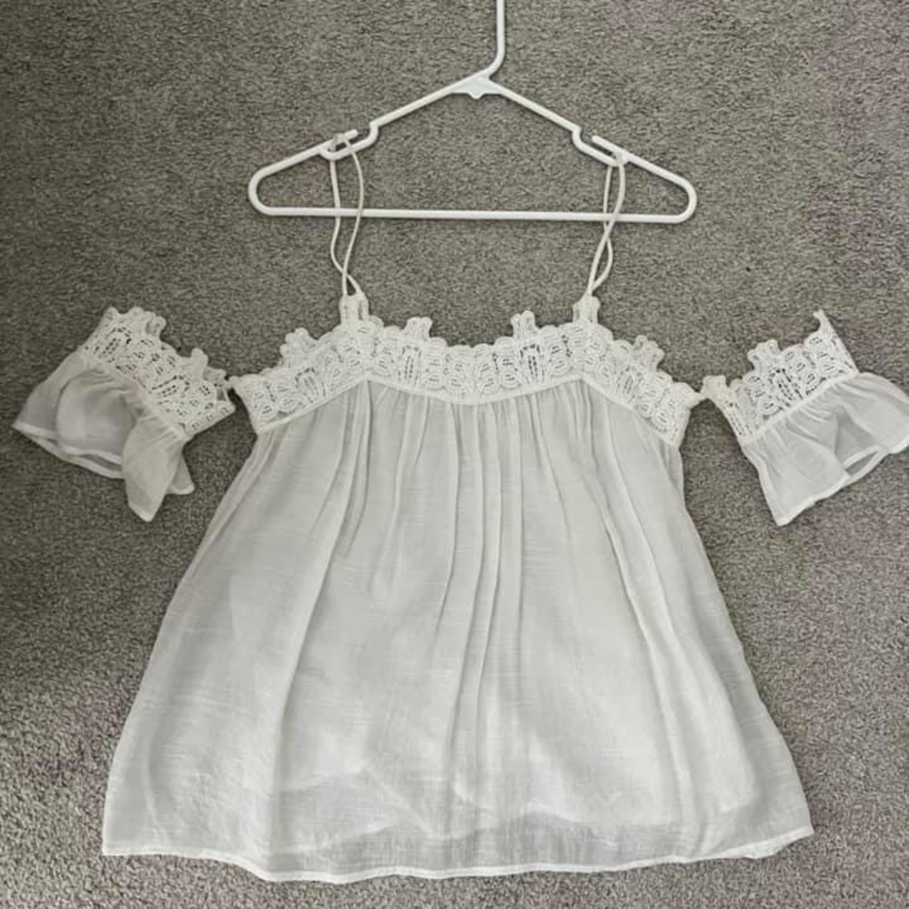 White flowy top with off the shoulder sleeves, size small 
GUC